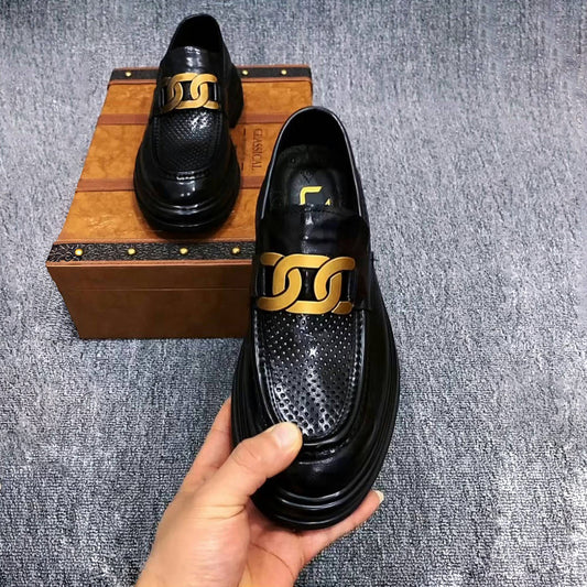 Nuevos mocasines informales británicos de alta gama con suela blanda y perforados en cuero genuino.